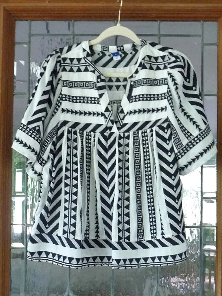 Medium Black + White Print Top Old Navy